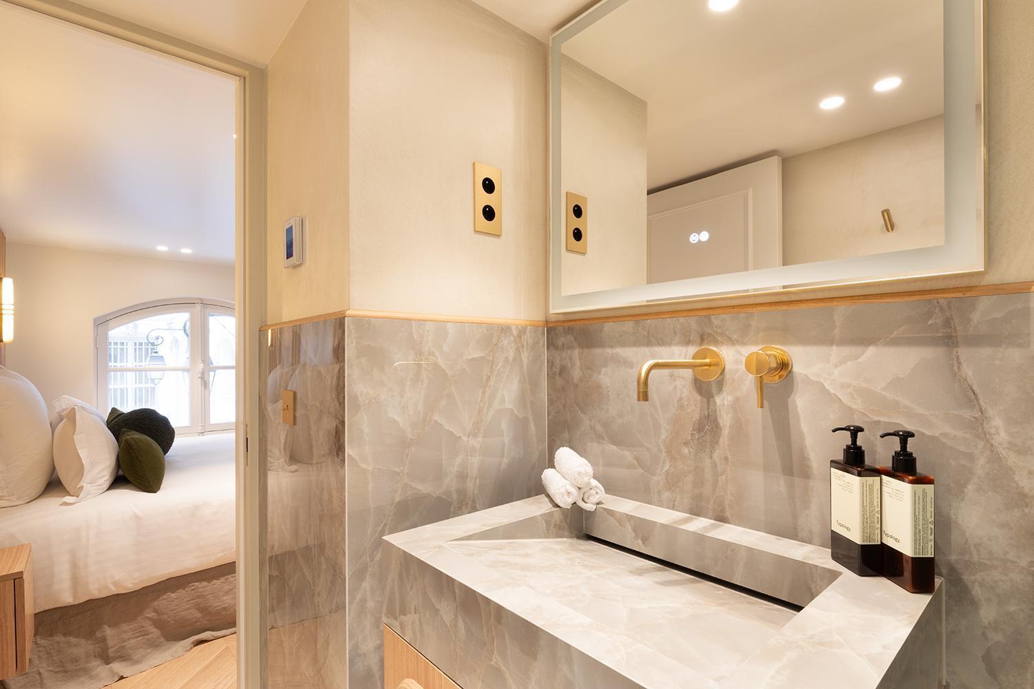 Maison Galante's With Services In Louvre - Rue Des Dechargeurs *